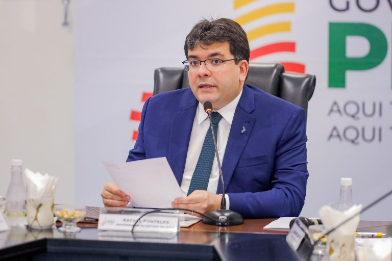 Fonteles oficializa mudanças em secretarias e define novo comando da Agespisa