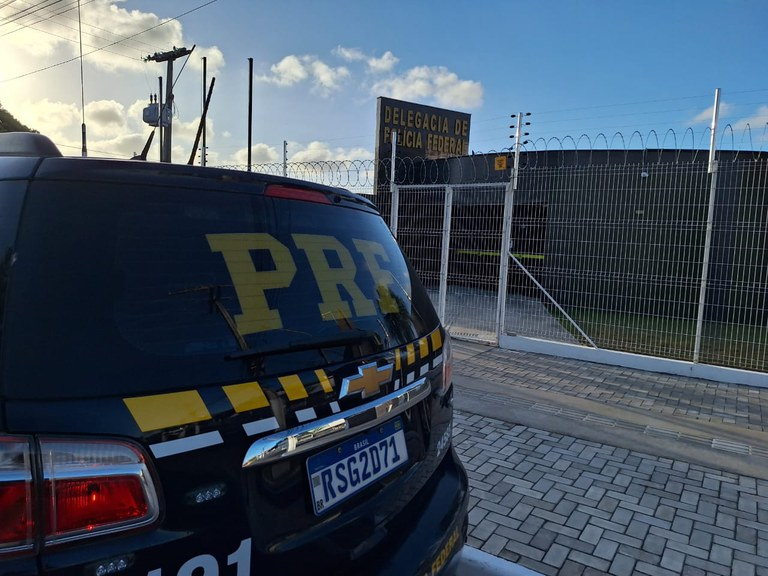 PRF intercepta notas falsas após denúncia em posto de combustível na BR-316