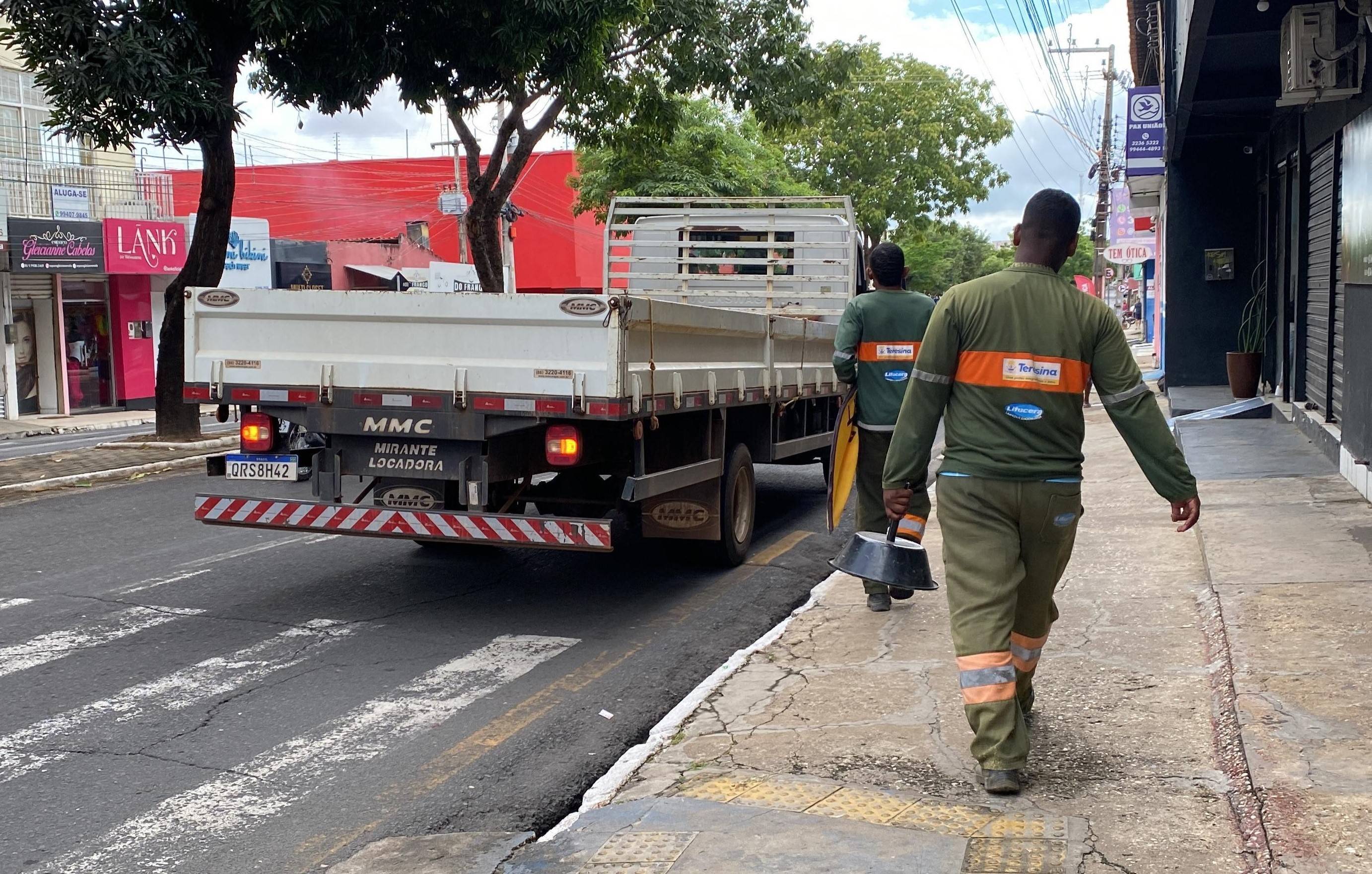 Operação em Teresina fiscaliza uso irregular de calçadas na zona Sudeste da cidade