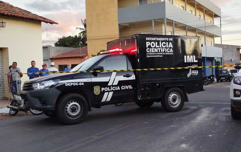 Homem é morto a tiros dentro de casa por dupla em moto em Pedro II