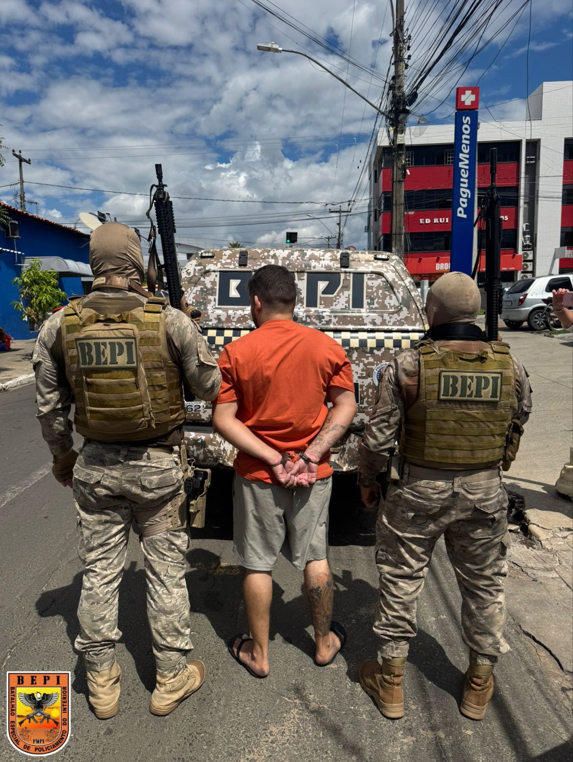 Polícia cumpre mandado e apreende drogas, dinheiro e materiais ilícitos