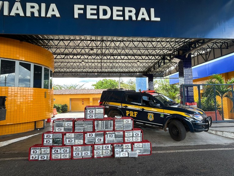 PRF intercepta caminhão com mais de 500 kg de cocaína em Piripiri