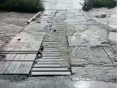 Nível do rio sobe e alaga ponte localizada na BR-222 em Piripiri