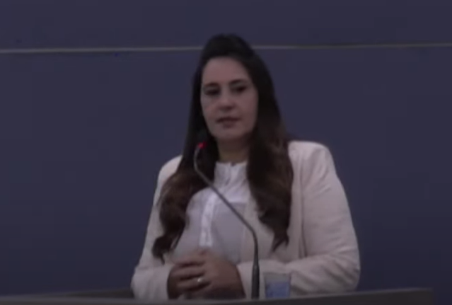 Ana Fidélis presta homenagem a vítimas de acidente e cobra justiça