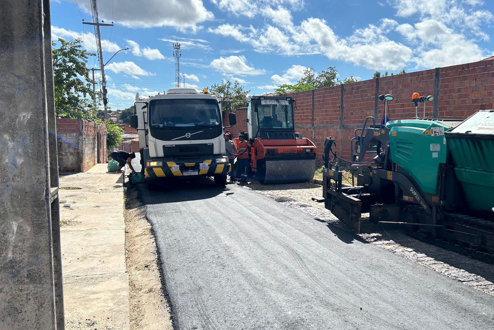 Rafael Fonteles faz entrega e vistoria obras de asfalto na zona leste de Teresina