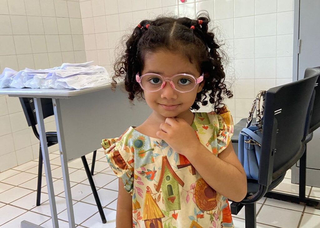 Carretinha da Saúde entrega 58 óculos para crianças no Norte do Piauí