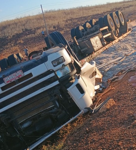 Carreta tomba e deixa motorista morto e passageira ferida no Piauí