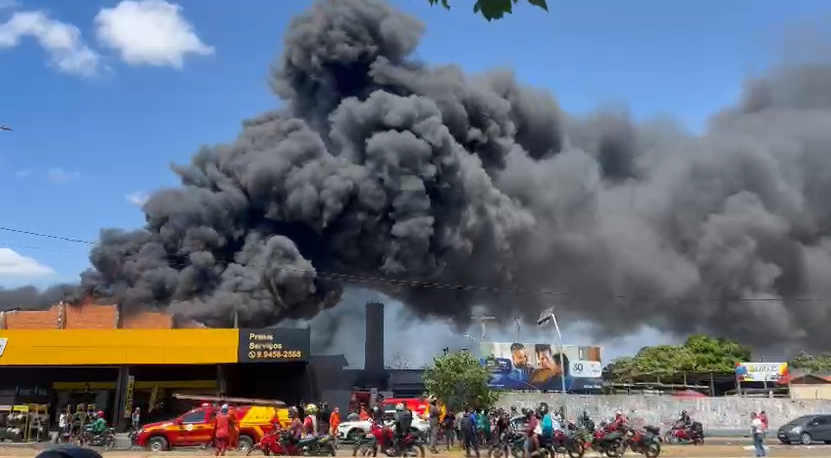 Incêndio atinge revendedora de pneus e mobiliza bombeiros em Teresina