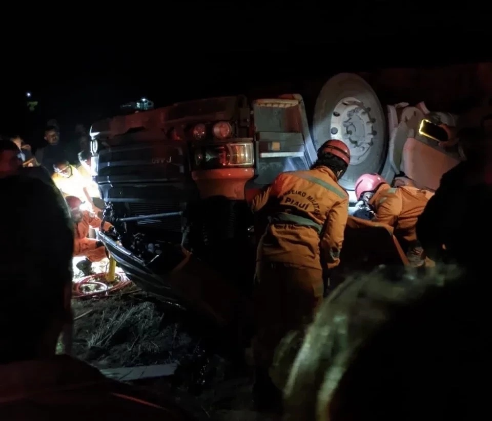 Carreta carregada de sal tomba em rodovia e motorista fica preso às ferragens