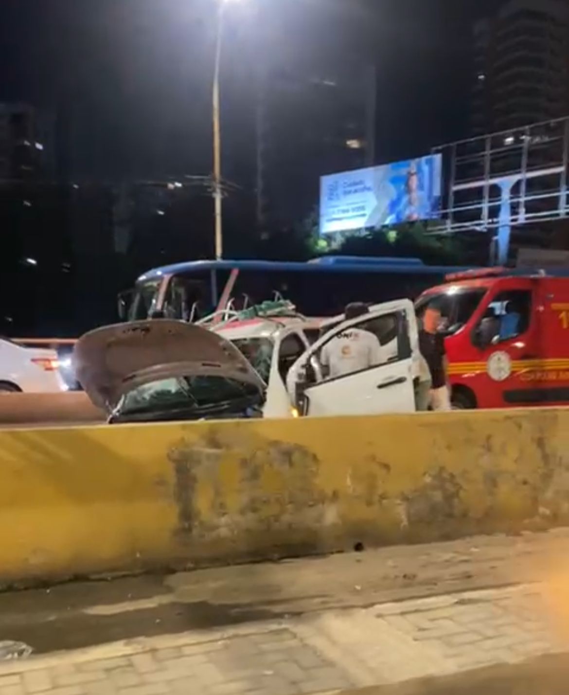 Carro colide com mureta em faixa exclusiva na BR-343 e três pessoas ficam feridas