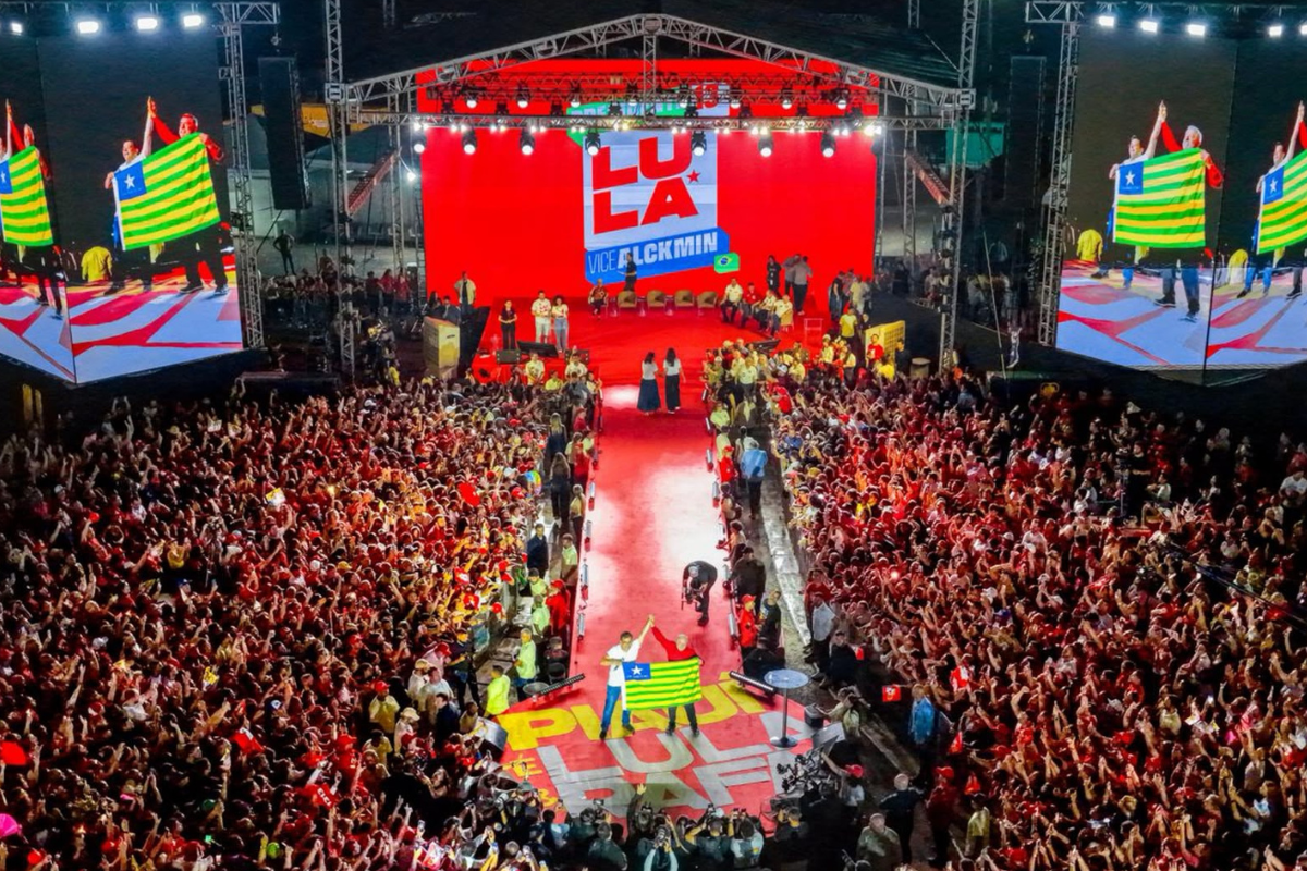 Lula reúne mais de 50 mil pessoas em Teresina durante ato político