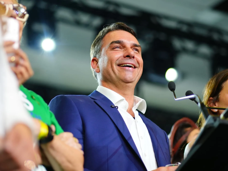 Atlas/Bloomberg: Flávio Bolsonaro tem 52,8% dos votos válidos; Lula pontua 47,2%