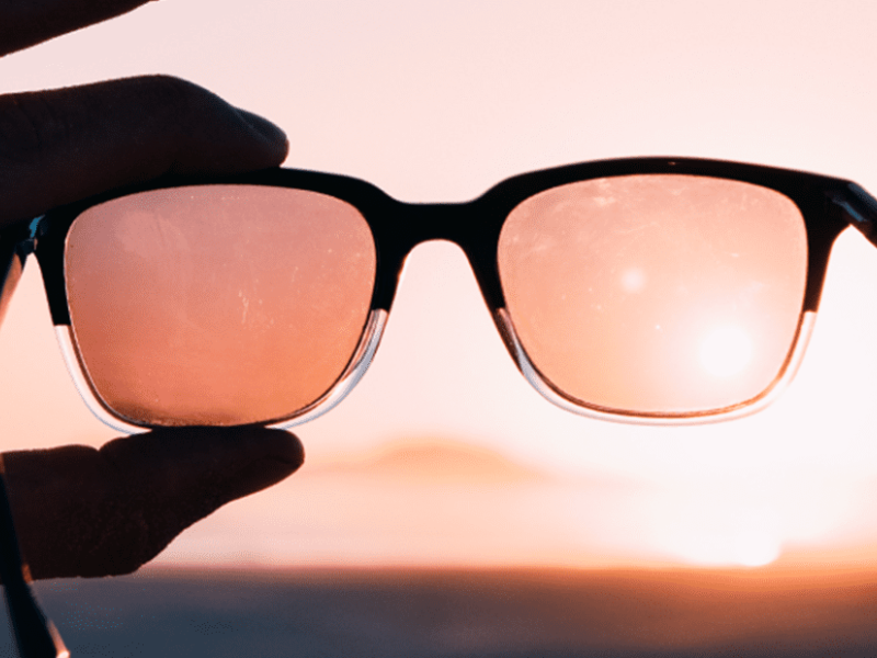 Óculos escuros falsificados: usar lentes sem proteção faz mal à visão