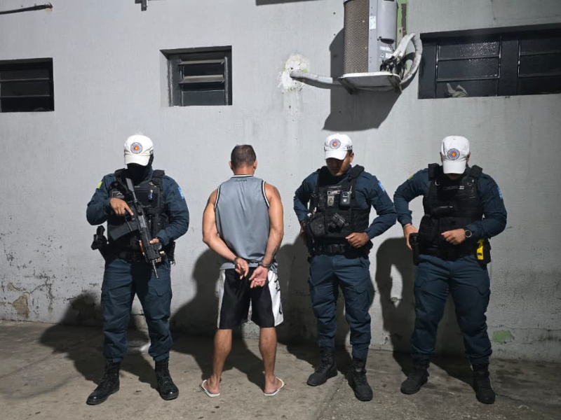 Homem é preso após ameaçar clientes de conveniência com pistola de pressão