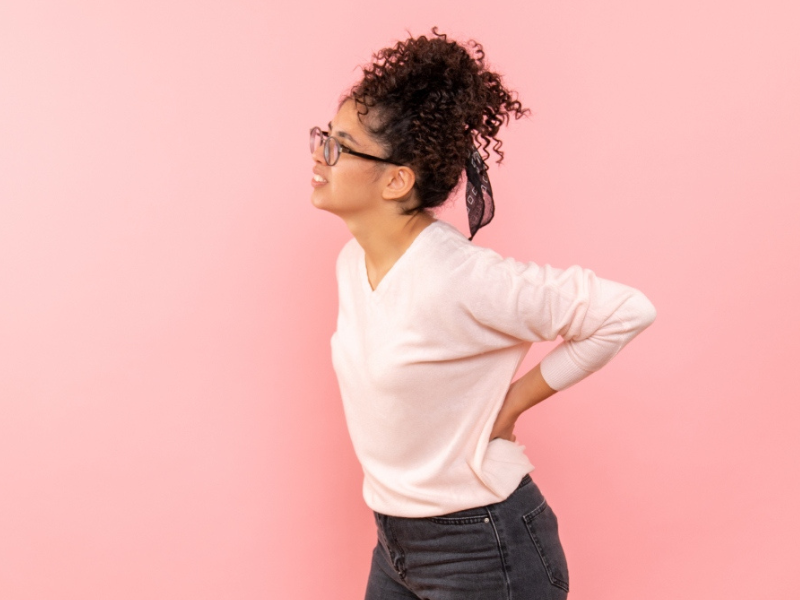 Dor nas costas em jovens dispara devido ao uso excessivo de telas