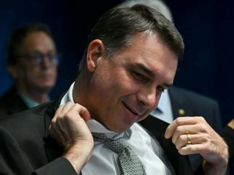 PF aciona autoridades na Argentina sobre possível fuga de Flávio; país nega