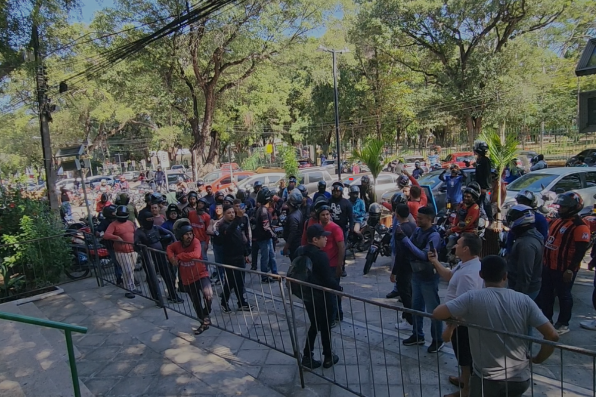 “Estamos pagando para trabalhar”: motociclistas protestam contra descaso da Prefeitura
