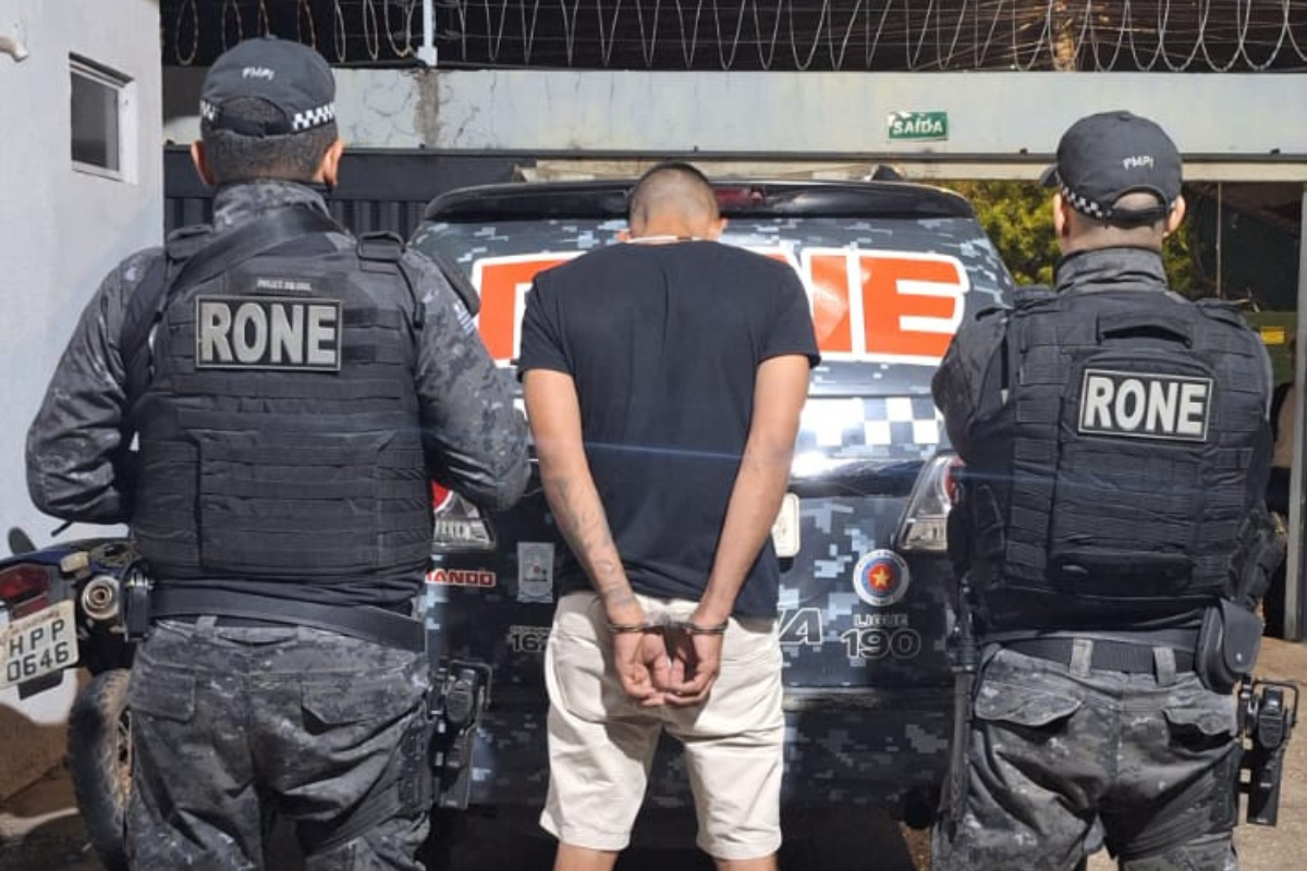 Homem com mandado de prisão por roubo é preso durante abordagem em Teresina