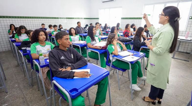 Estado convoca mais de mil profissionais para reforçar Escolas de Tempo Integral