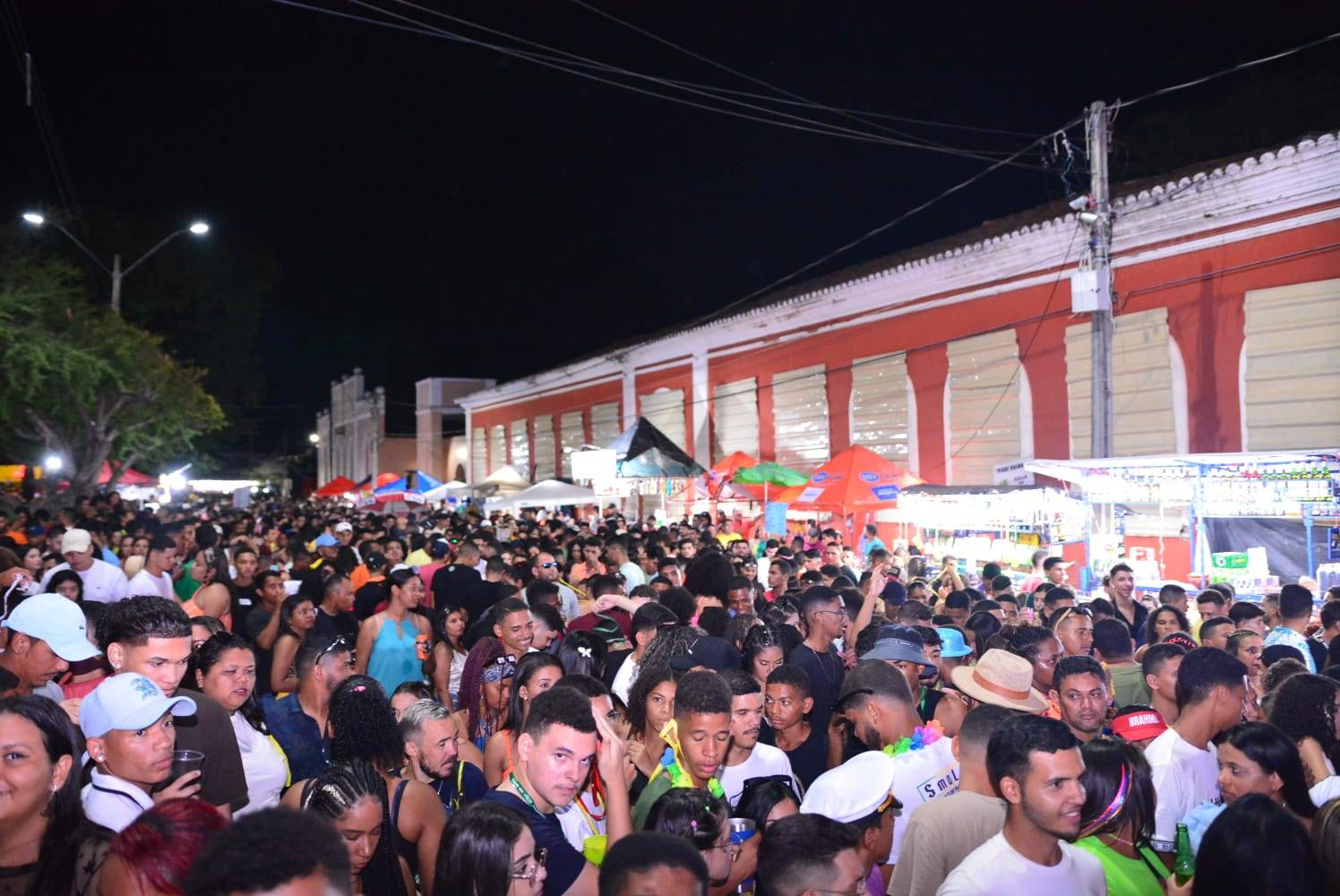 Carnaval de Floriano atrai milhares de foliões e programação segue até terça-feira