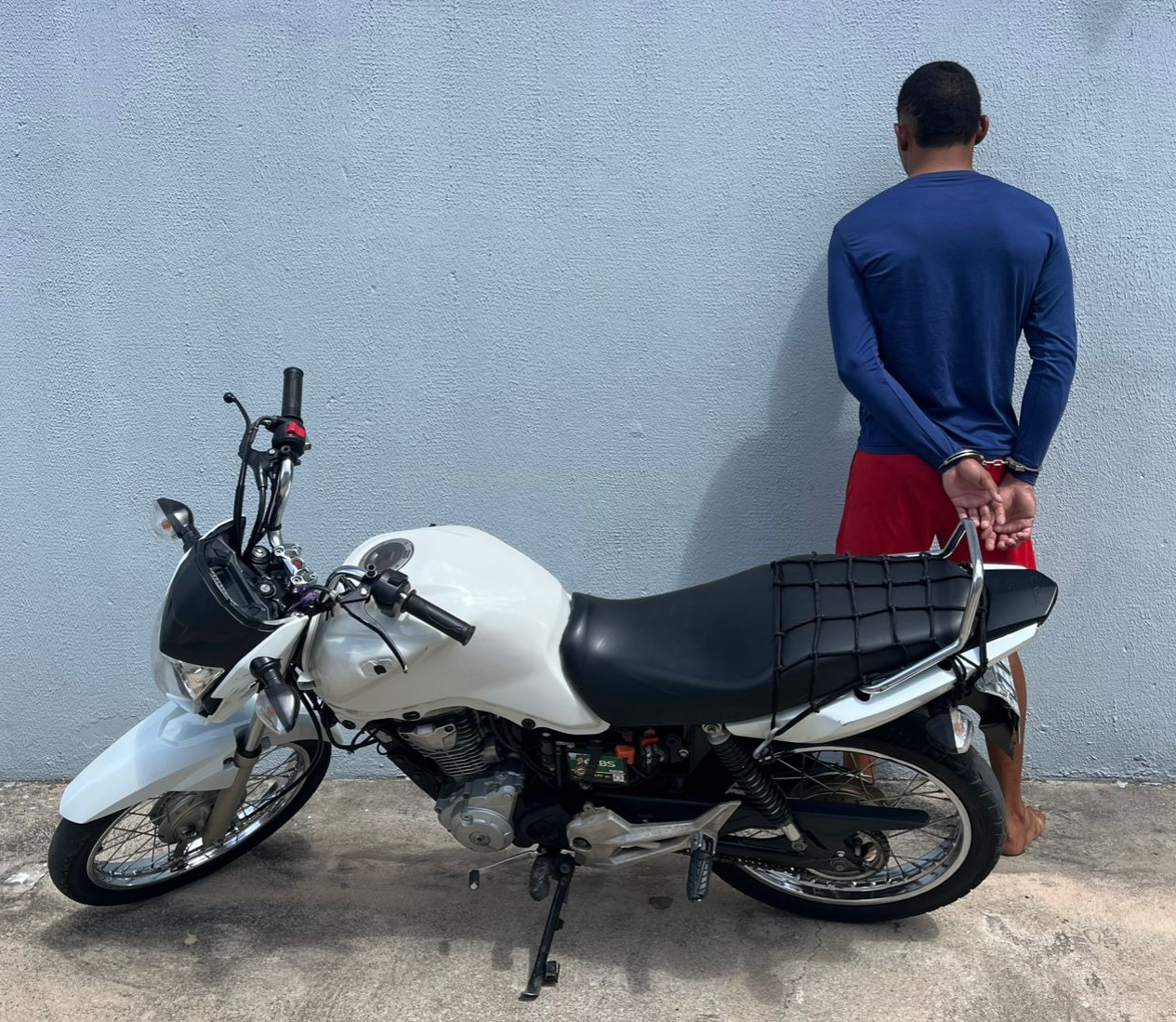 Motociclista é detido após empinar moto em avenida e enfrentar policiais