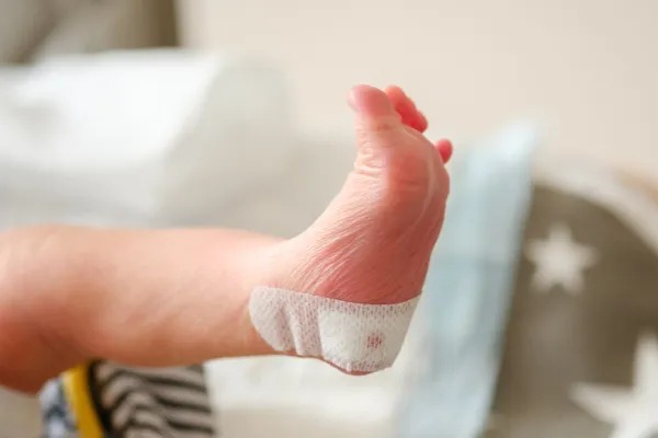 Junho Lilás: Hospital Infantil reforça a importância do Teste do Pezinho