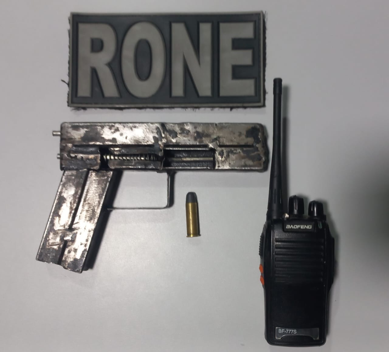 Adolescente de 12 anos é flagrado com arma artesanal e rádio de facção
