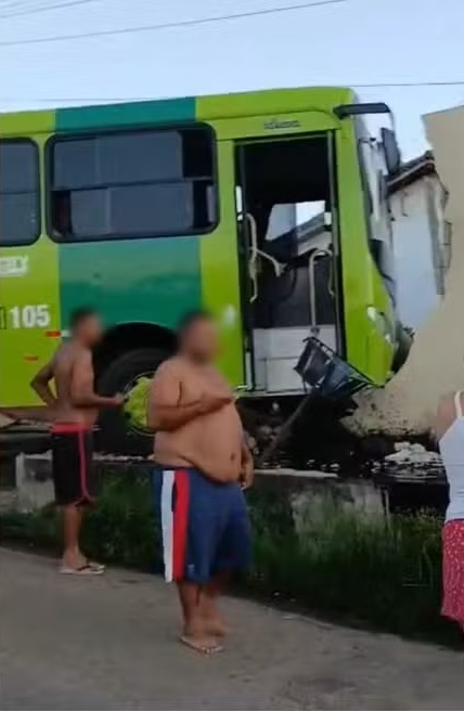 Ônibus perde freio, desce rua e destrói muro de residência na Zona Norte