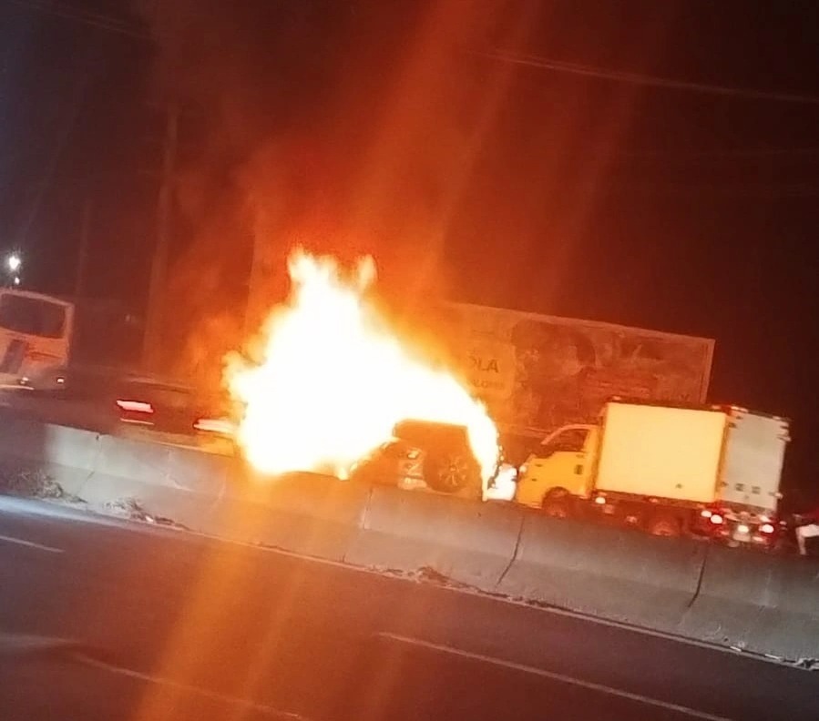 Carro pega fogo próximo a viaduto em Teresina; motorista não se fere