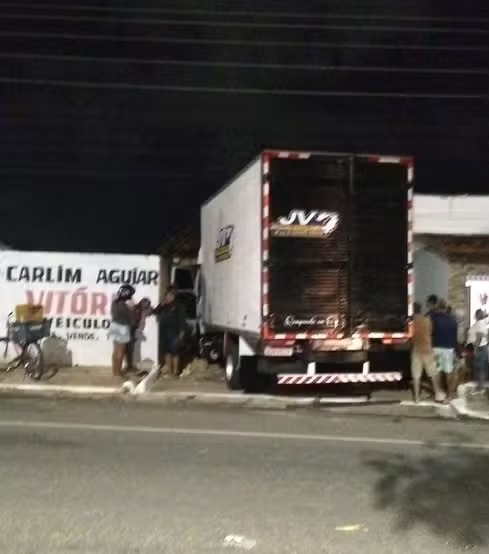 Caminhão de mudanças desgovernado invade residência