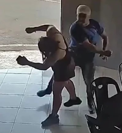 Homem agride mulher dentro de lanchonete em Coronel José Dias