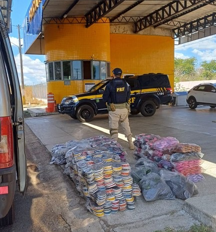 PRF apreende mais de 1,3 mil pares de calçados sem nota fiscal em Valença do Piauí
