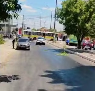 Óleo na pista provoca acidentes na Av. Joaquim Nelson em Teresina