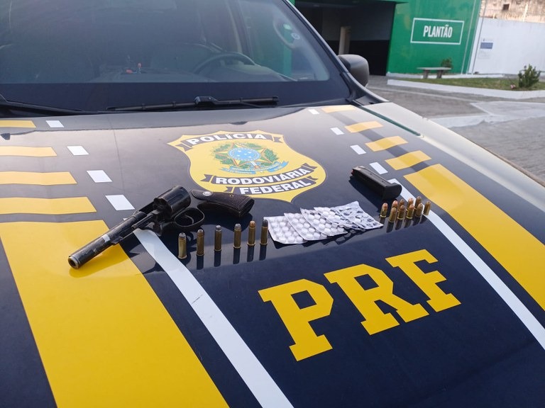 PRF apreende arma e drogas em veículo parado na BR-343