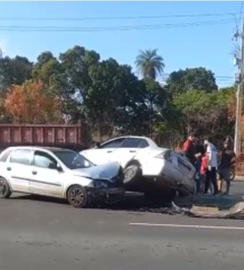 Mulher fica presa em carro após colisão na Av. Celso Pinheiro, em Teresina