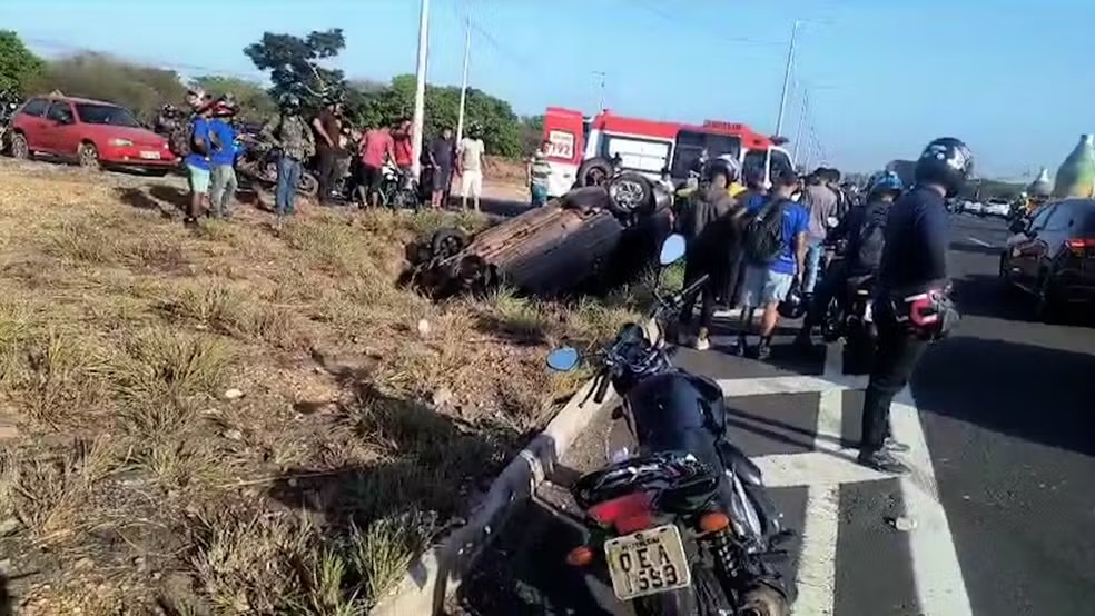 Capotamento na BR-316 deixa três pessoas feridas em Teresina