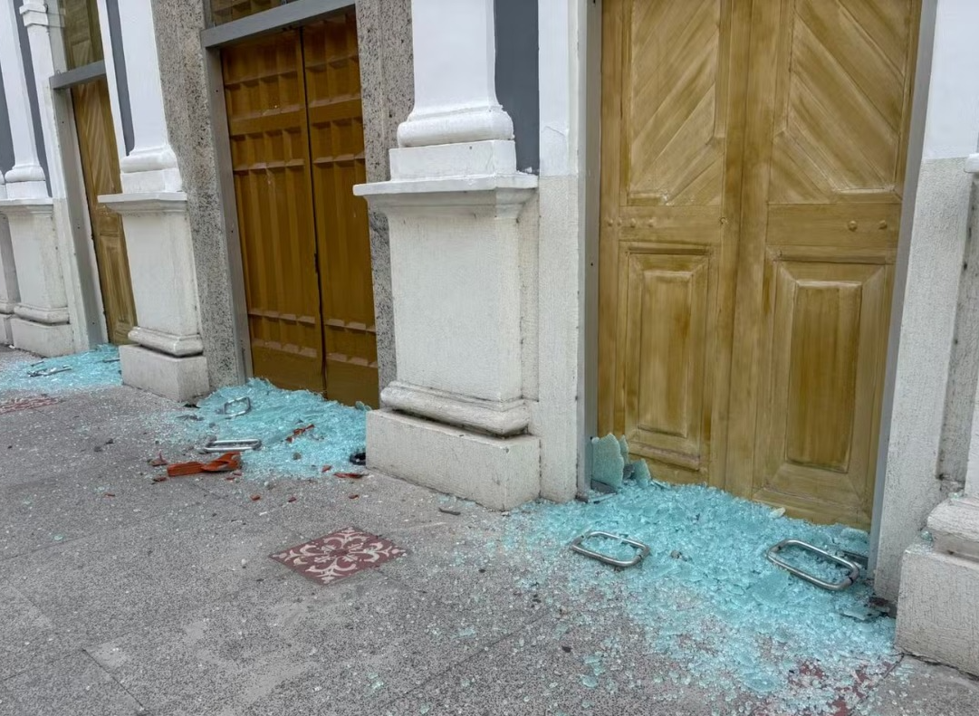 Homem tenta arrombar Catedral e quebra portas de vidro em Teresina