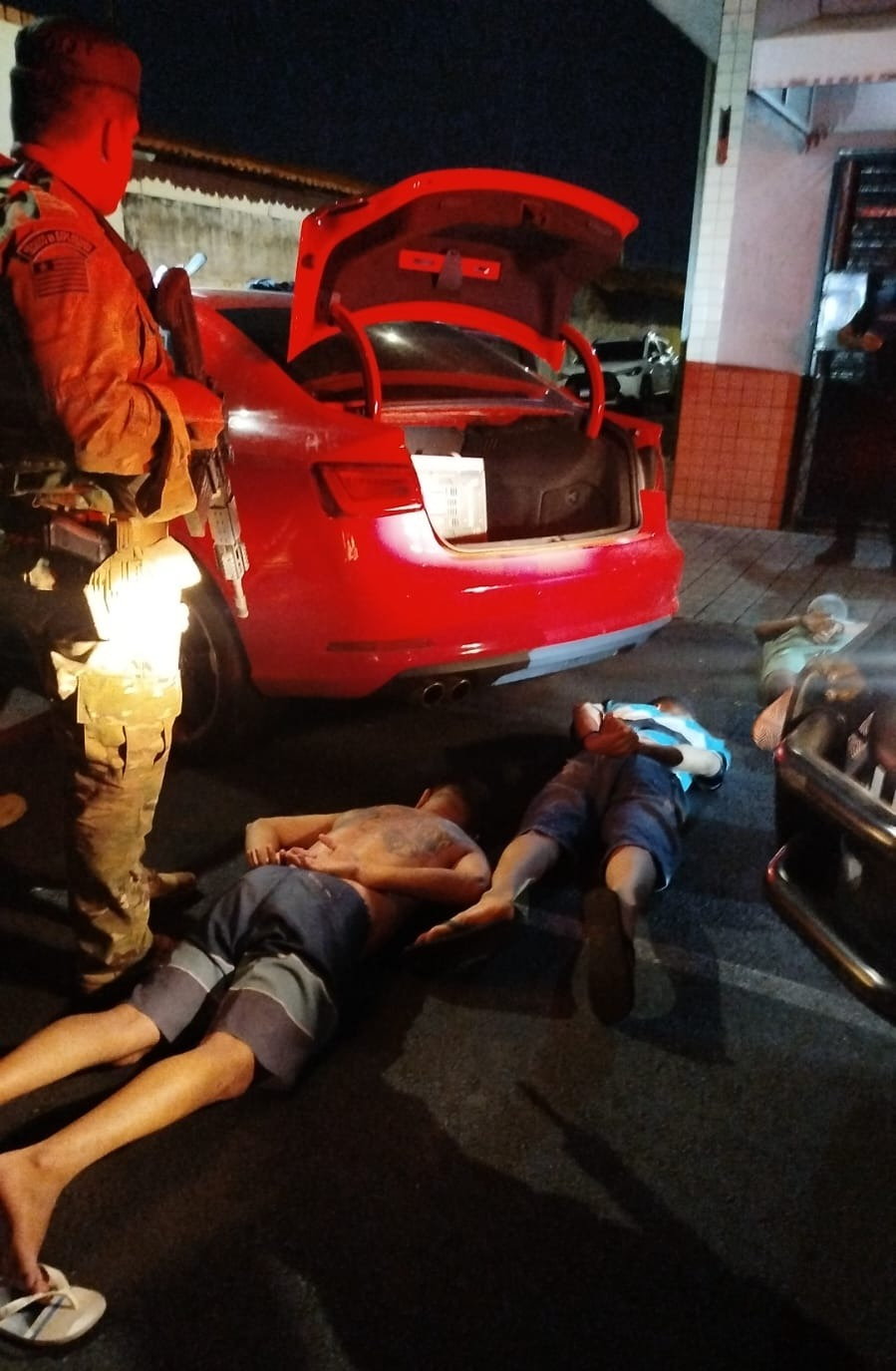 Trio é preso pelo BOPE com arma de fogo dentro de carro em Teresina