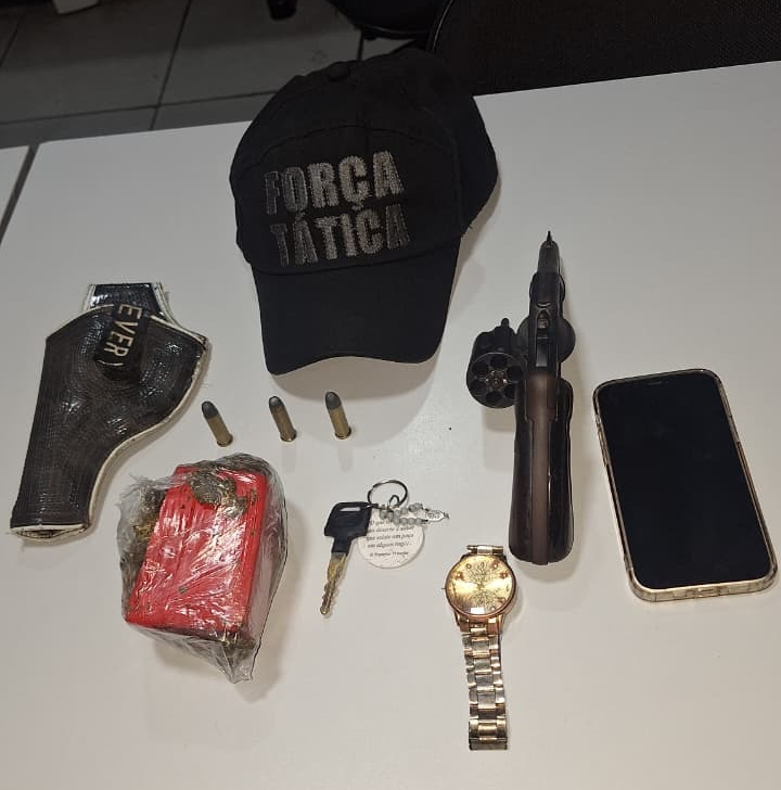 Jovem é presa com arma e drogas durante abordagem policial