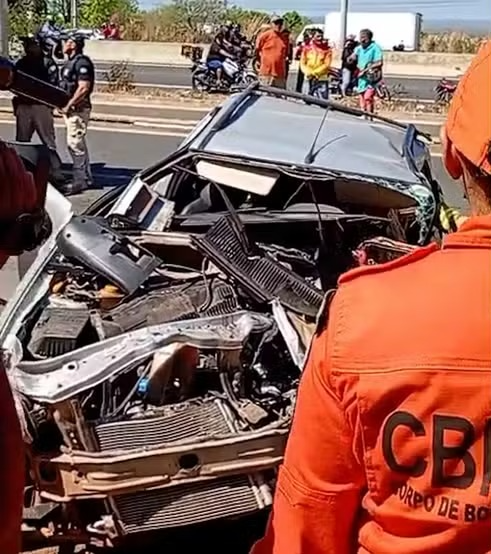 Motorista perde controle e colide com caminhão na zona sul de Teresina