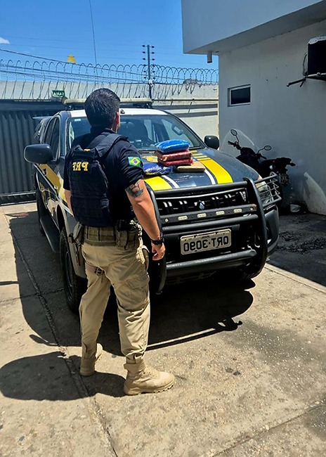 Mulher é presa com quase 6 kg de maconha em mala durante fiscalização na BR-316