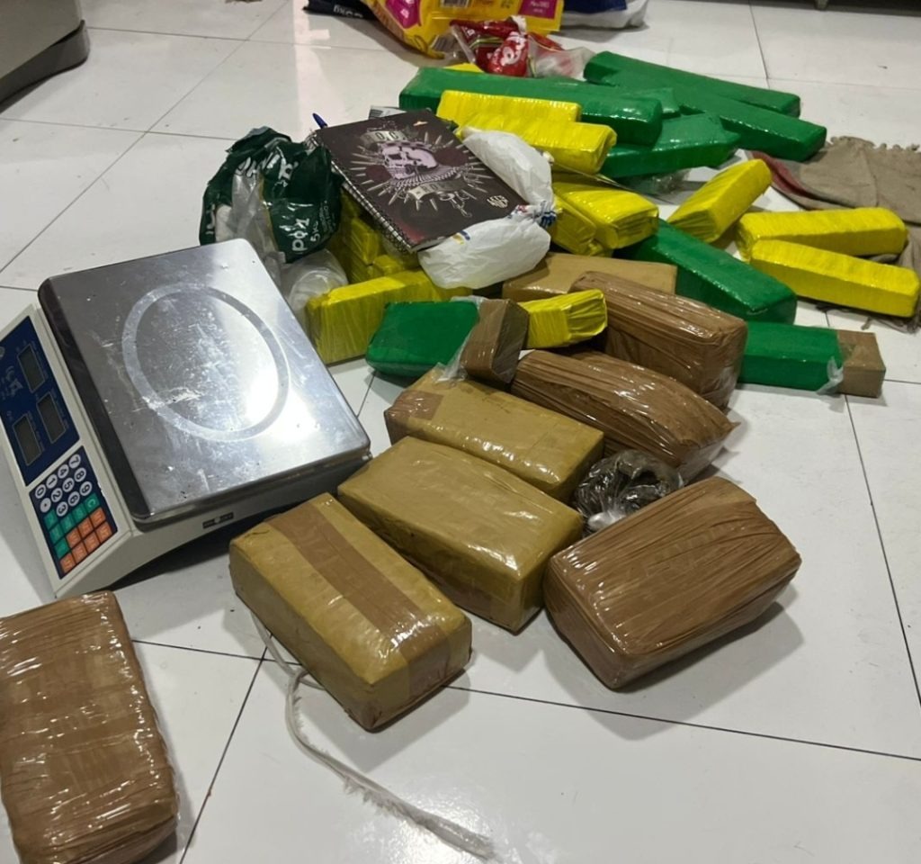 Polícias desmontam laboratório e apreendem drogas