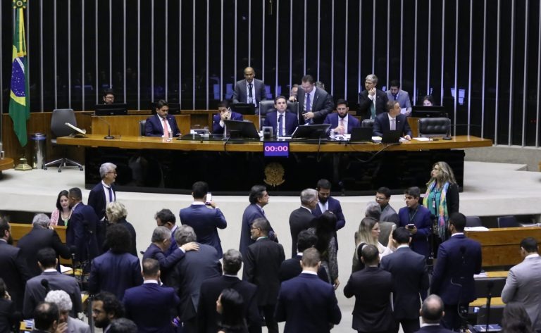 Câmara aprova projeto Antifacção e expõe divisão na bancada do Piauí