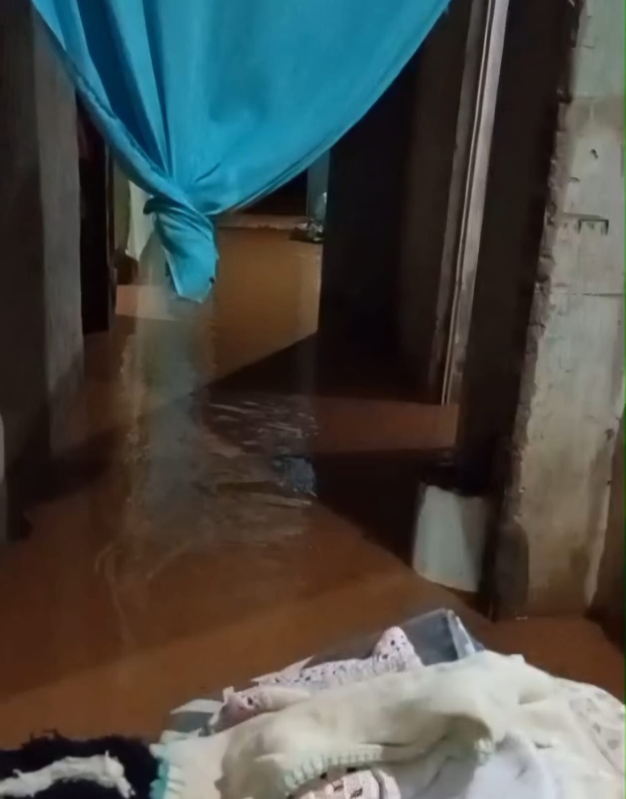 Casa é destruída após alagamento causado por forte chuva na zona Sul