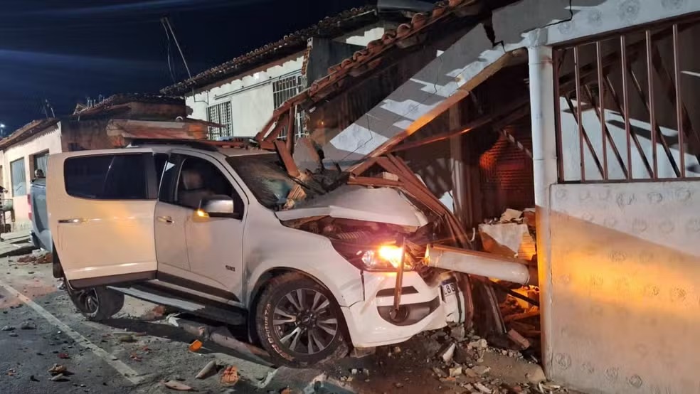 Motorista abandona caminhonete após colisão que destruiu partes de duas casas em Bom Jesus