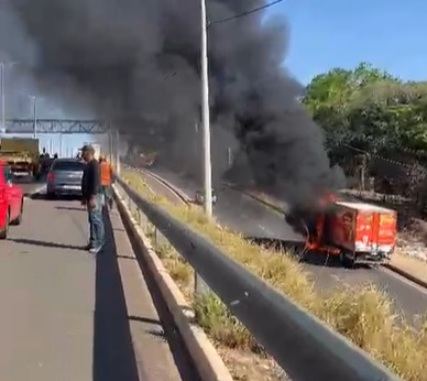 Caminhão de entregas pega fogo e paralisa arcialmente BR-316 em Teresina