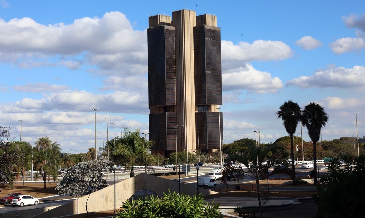 Inflação de 2025 deve ficar abaixo do teto da meta e fechar o ano em 4,45%