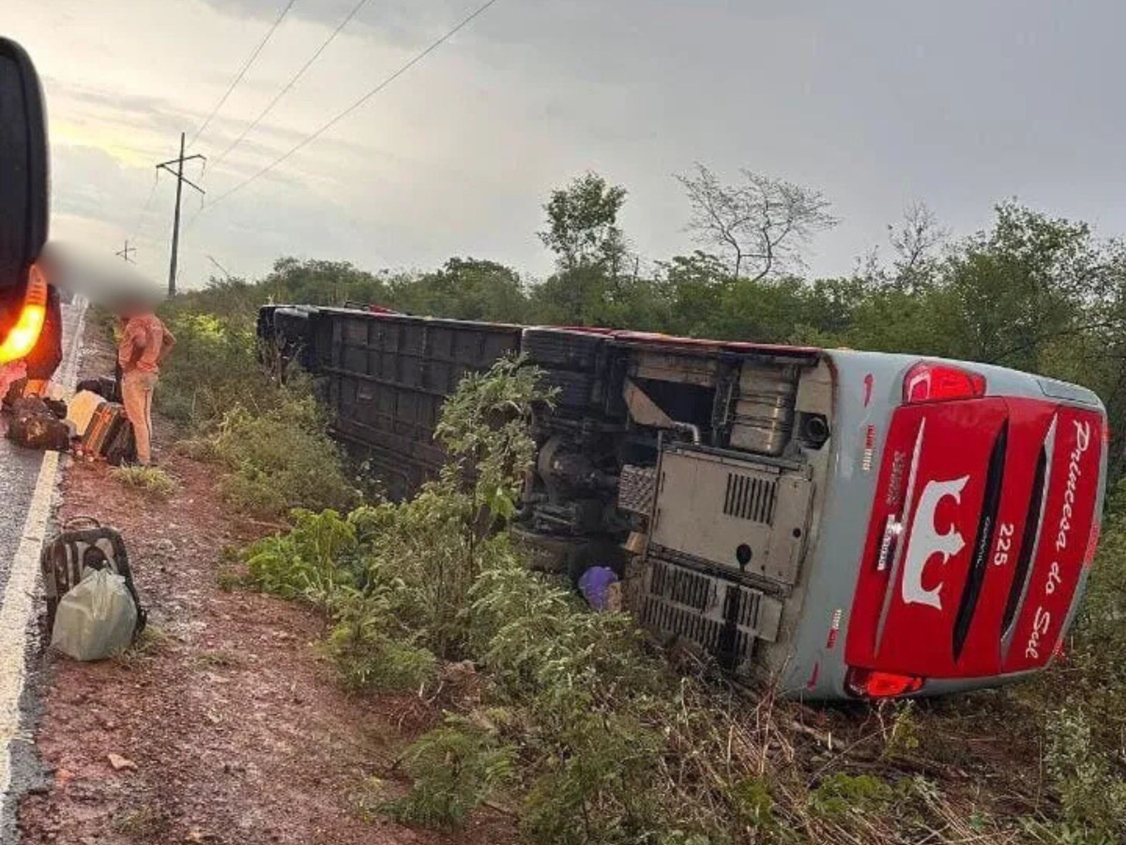 Ônibus tomba após motorista ser cegado por farol alto no Sul do Piauí
