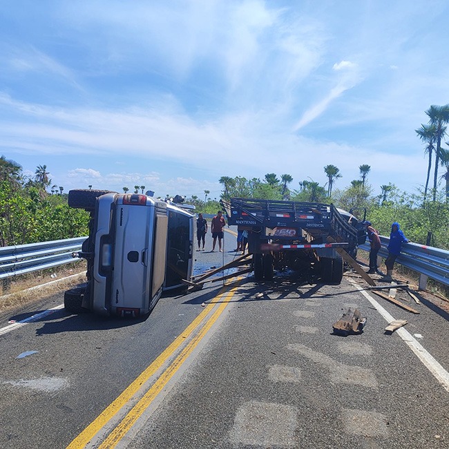 Caminhoneiro morre carbonizado após violenta colisão frontal na PI-115