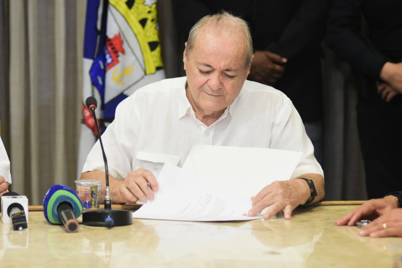 Prefeito decreta ponto facultativo e antecipa salário dos servidores para o Natal